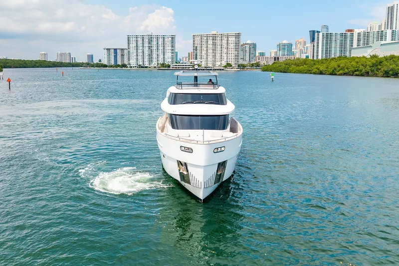 Slide: The Image of Azimut Magellano 25M 2022 - 14