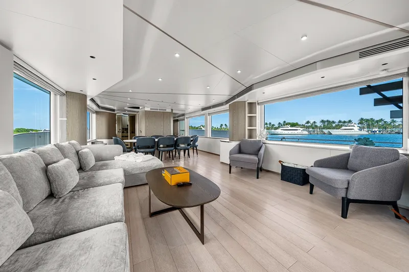 Slide: The Image of Azimut Magellano 25M 2022 - 45