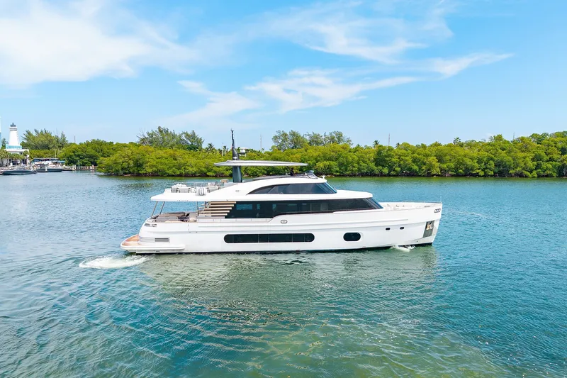 Slide: The Image of Azimut Magellano 25M 2022 - 16