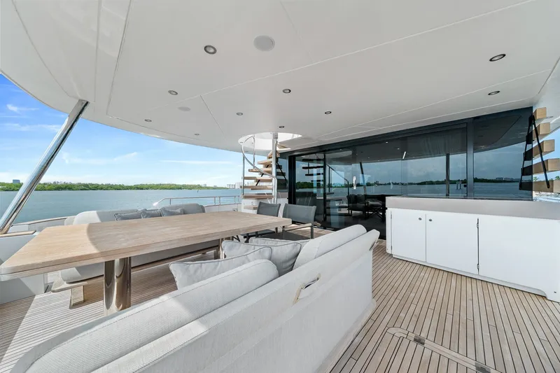 Slide: The Image of Azimut Magellano 25M 2022 - 36