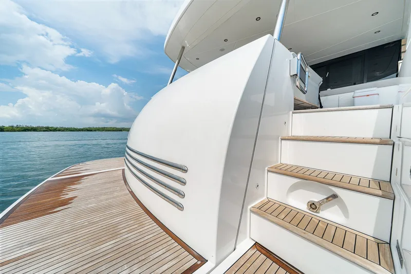 Slide: The Image of Azimut Magellano 25M 2022 - 18