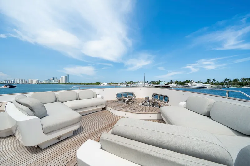 Slide: The Image of Azimut Magellano 25M 2022 - 21