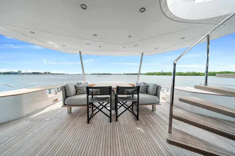 Slide: The Image of Azimut Magellano 25M 2022 - 35