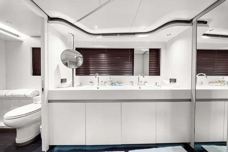 Slide: The Image of Azimut Magellano 25M 2022 - 64