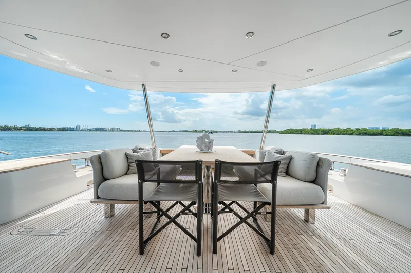 Slide: The Image of Azimut Magellano 25M 2022 - 19