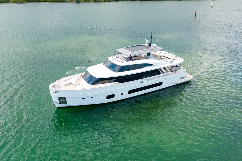 Slide: The Image of Azimut Magellano 25M 2022 - 13