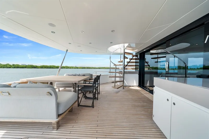 Slide: The Image of Azimut Magellano 25M 2022 - 37