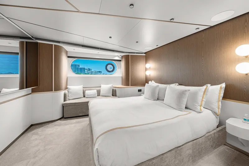 Slide: The Image of Azimut Magellano 25M 2022 - 70