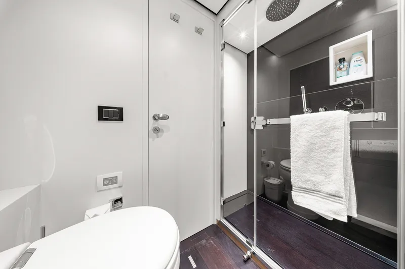 Slide: The Image of Azimut Magellano 25M 2022 - 63