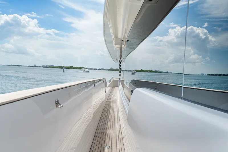 Slide: The Image of Azimut Magellano 25M 2022 - 20