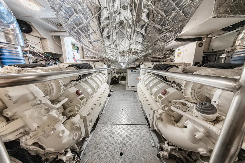 Slide: The Image of Azimut Magellano 25M 2022 - 75