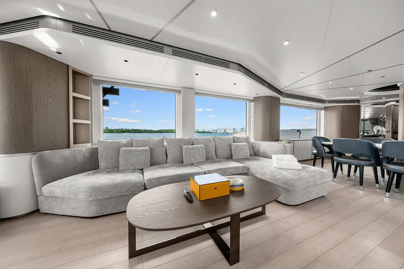 Slide: The Image of Azimut Magellano 25M 2022 - 42