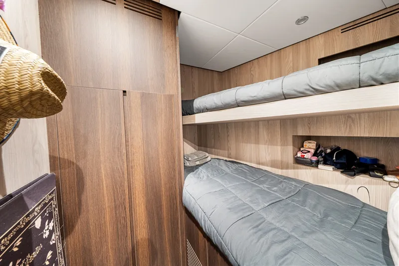 Slide: The Image of Azimut Magellano 25M 2022 - 73
