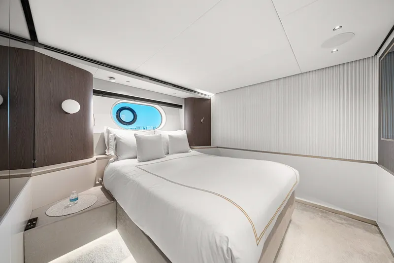 Slide: The Image of Azimut Magellano 25M 2022 - 69