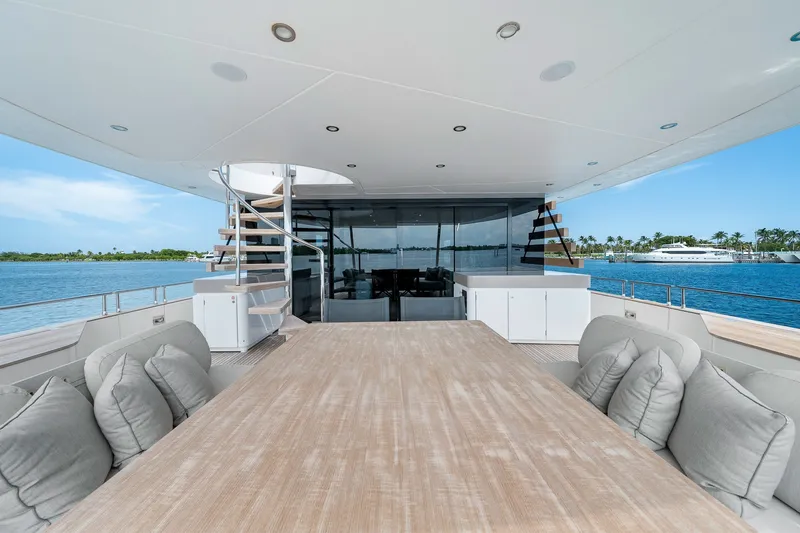 Slide: The Image of Azimut Magellano 25M 2022 - 24
