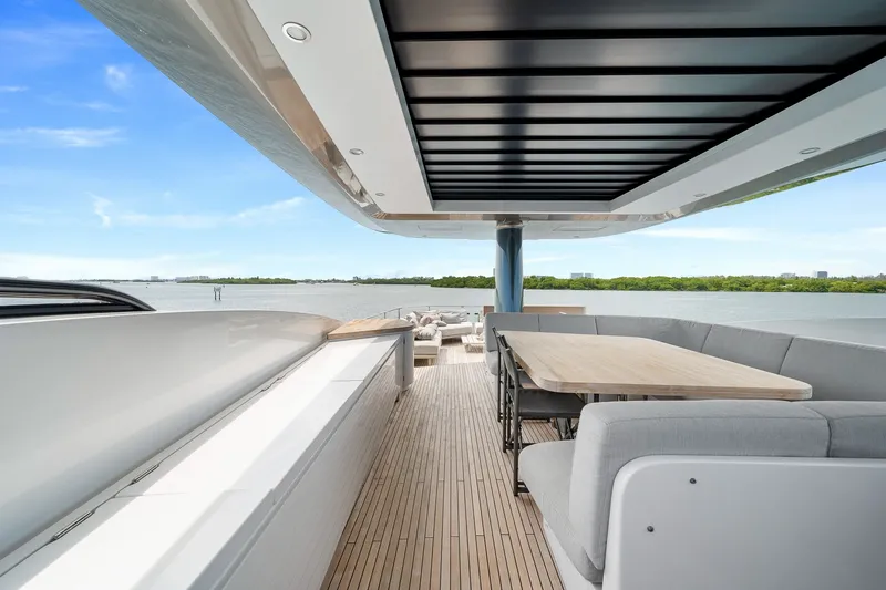 Slide: The Image of Azimut Magellano 25M 2022 - 29