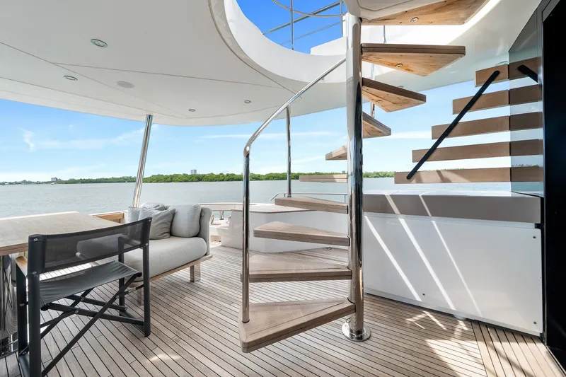 Slide: The Image of Azimut Magellano 25M 2022 - 34