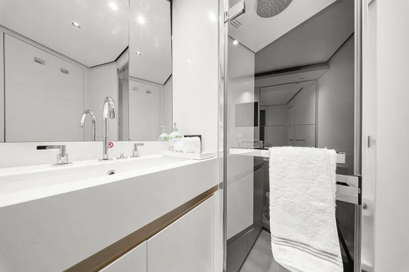 Slide: The Image of Azimut Magellano 25M 2022 - 66