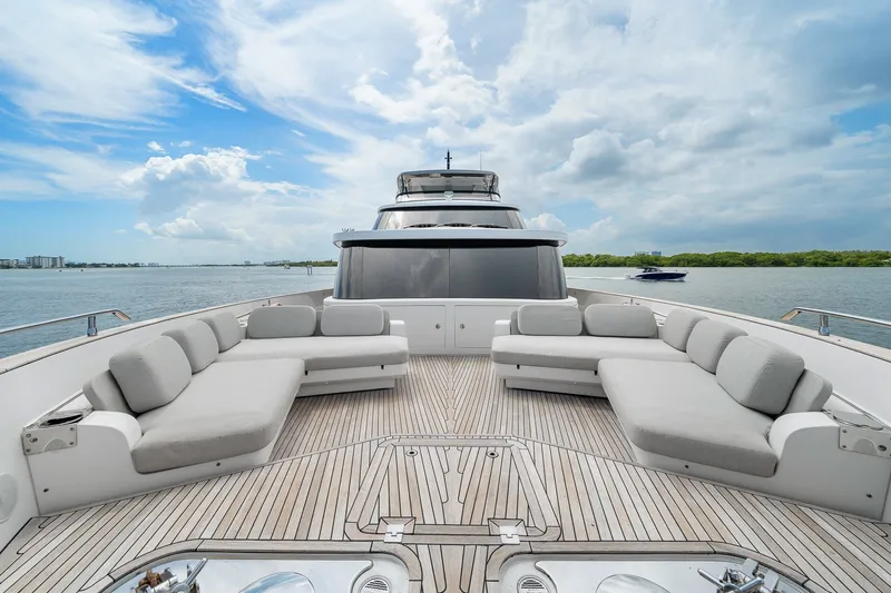 Slide: The Image of Azimut Magellano 25M 2022 - 22