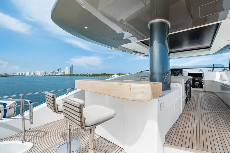 Slide: The Image of Azimut Magellano 25M 2022 - 28