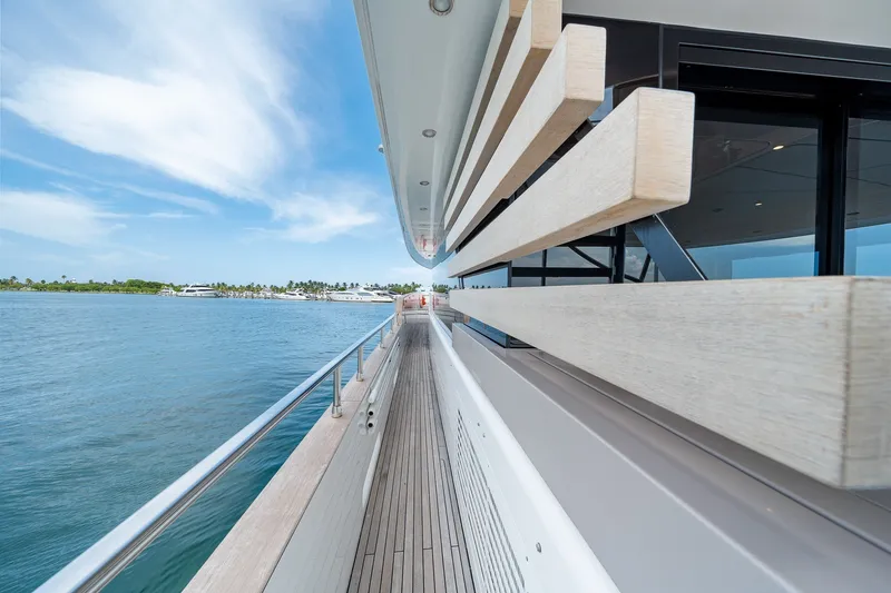 Slide: The Image of Azimut Magellano 25M 2022 - 23