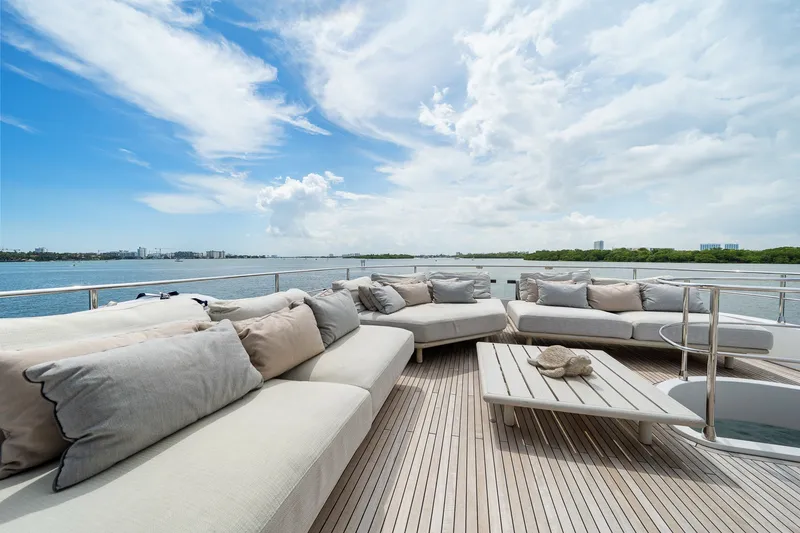 Slide: The Image of Azimut Magellano 25M 2022 - 26