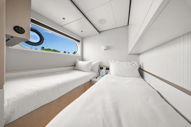 Slide: The Image of Azimut Magellano 25M 2022 - 60