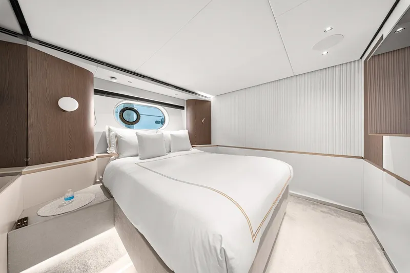 Slide: The Image of Azimut Magellano 25M 2022 - 68