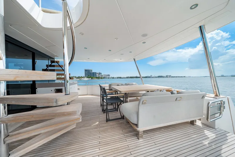Slide: The Image of Azimut Magellano 25M 2022 - 33