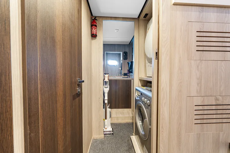 Slide: The Image of Azimut Magellano 25M 2022 - 74