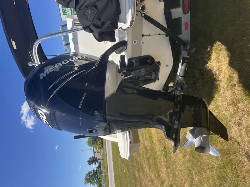 Slide: The Image of Boston Whaler 230 VANTAGE 2017 - 25