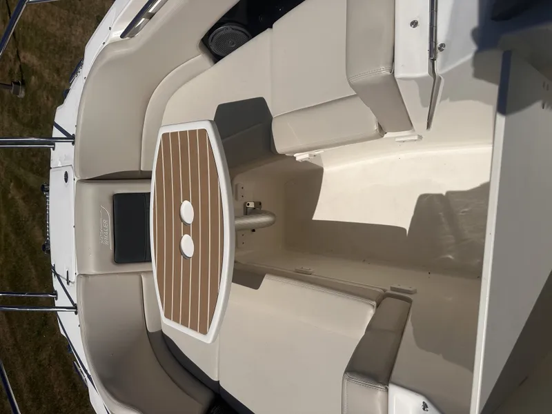Slide: The Image of Boston Whaler 230 VANTAGE 2017 - 20