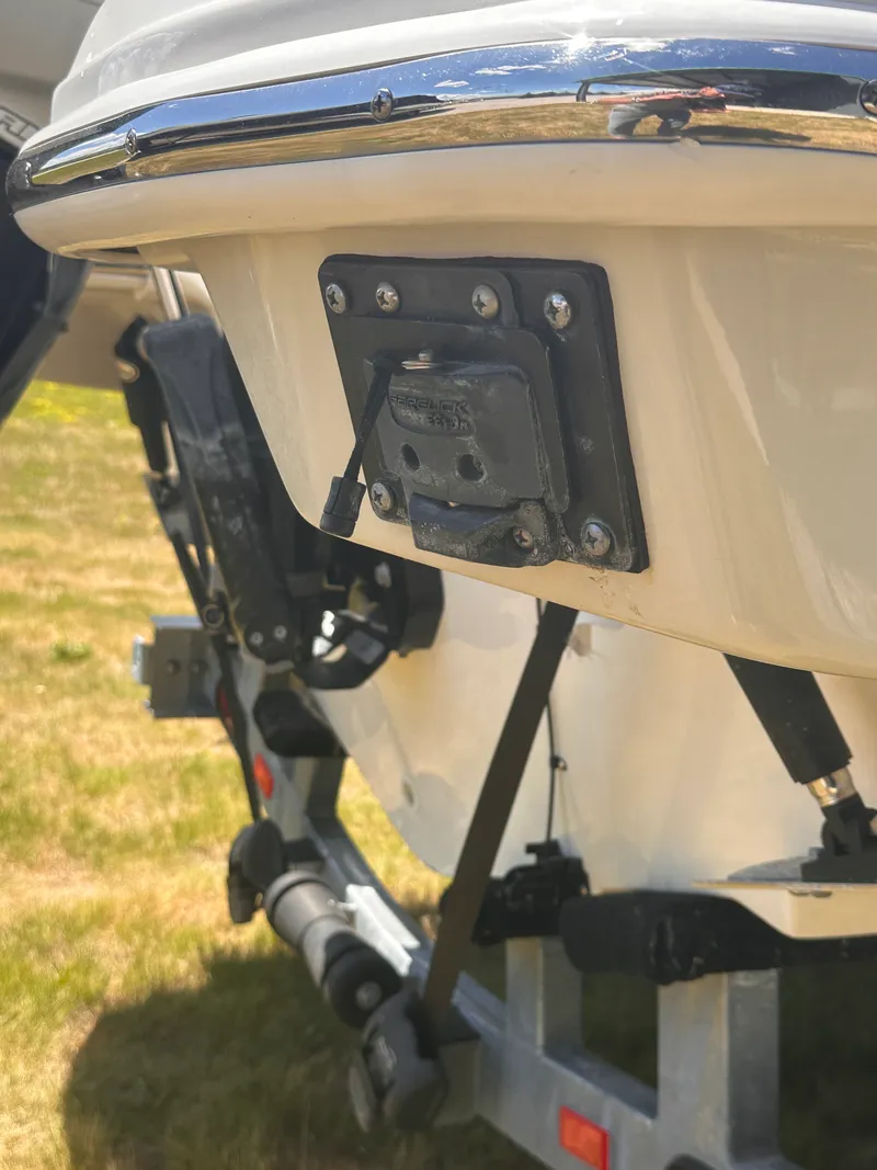 Slide: The Image of Boston Whaler 230 VANTAGE 2017 - 34