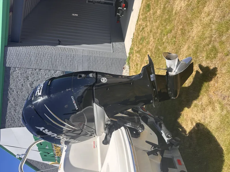 Slide: The Image of Boston Whaler 230 VANTAGE 2017 - 37