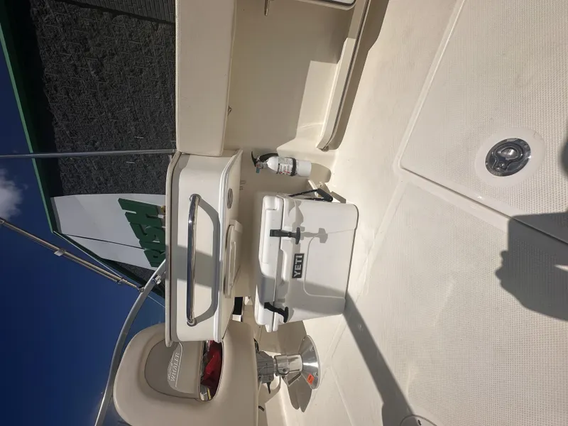 Slide: The Image of Boston Whaler 230 VANTAGE 2017 - 17