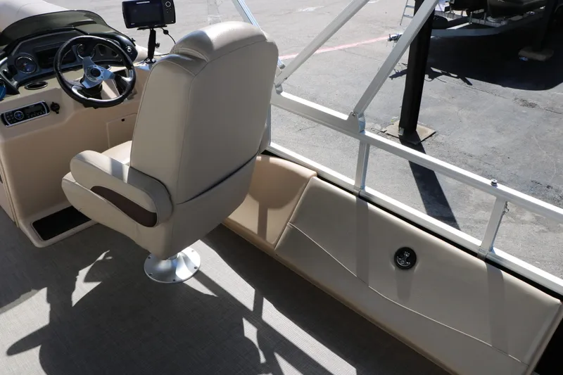 Slide: The Image of SUN Tracker Sport 22 Fish Deluxe 2019 - 35