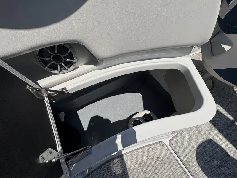 Slide: The Image of Crownline Boats 298 XSS 2026 - 17