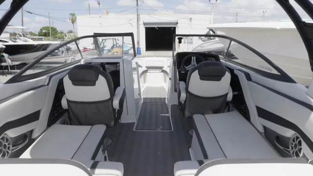 Slide: The Image of Yamaha 242 Limited S E-Series 2019 - 13