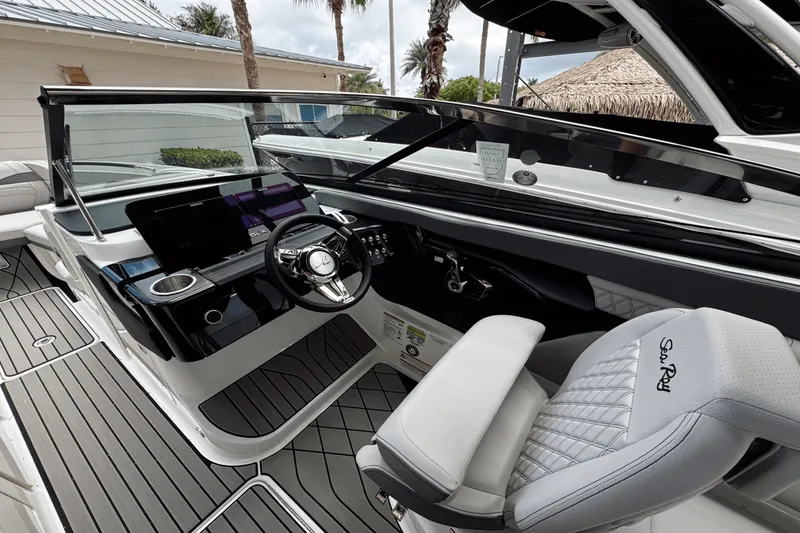 Slide: The Image of Sea Ray SLX 260 Outboard 2025 - 10