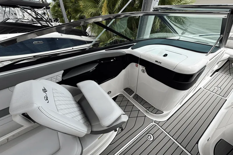 Slide: The Image of Sea Ray SLX 260 Outboard 2025 - 12
