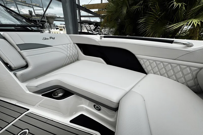 Slide: The Image of Sea Ray SLX 260 Outboard 2025 - 13