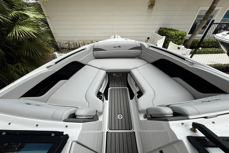 Slide: The Image of Sea Ray SLX 260 Outboard 2025 - 14