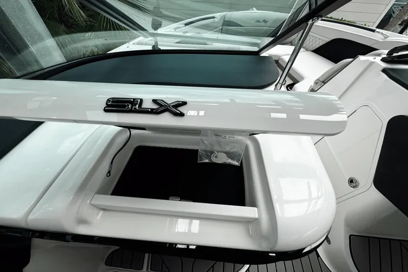 Slide: The Image of Sea Ray SLX 260 Outboard 2025 - 15