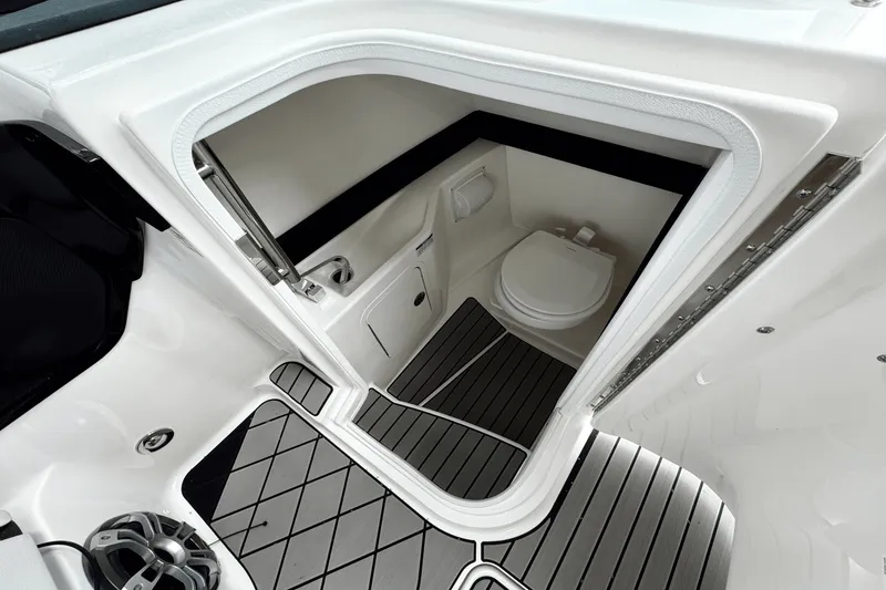 Slide: The Image of Sea Ray SLX 260 Outboard 2025 - 16