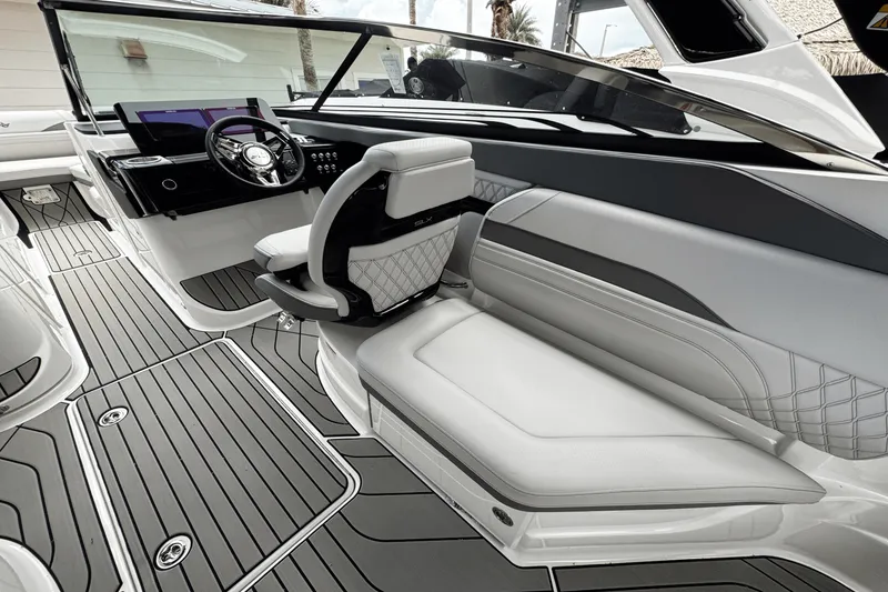 Slide: The Image of Sea Ray SLX 260 Outboard 2025 - 17