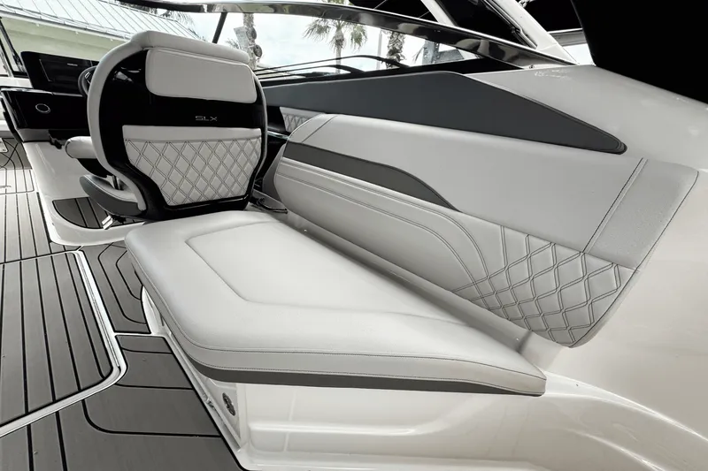 Slide: The Image of Sea Ray SLX 260 Outboard 2025 - 18