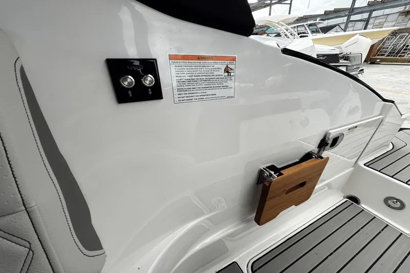 Slide: The Image of Sea Ray SLX 260 Outboard 2025 - 19