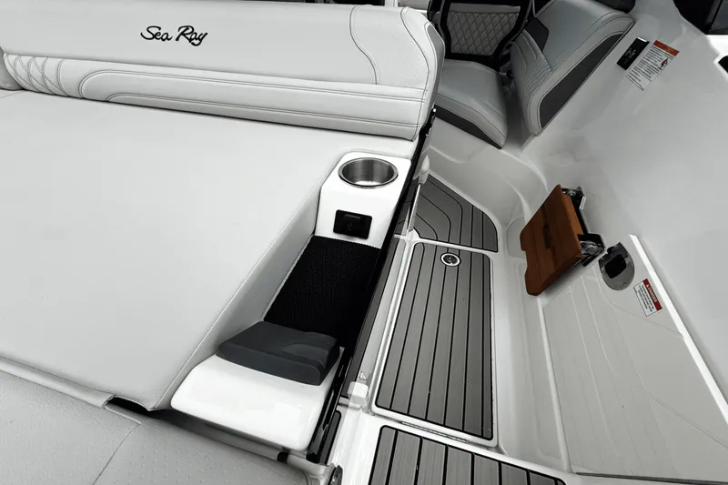 Slide: The Image of Sea Ray SLX 260 Outboard 2025 - 20