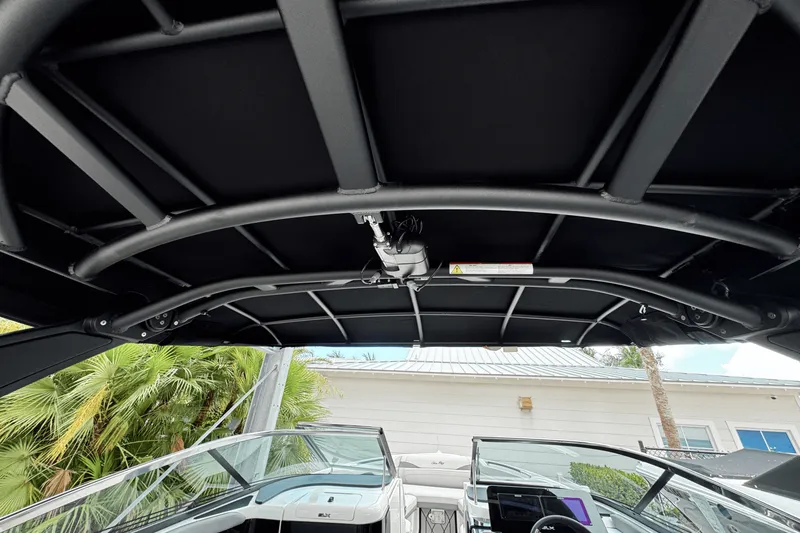 Slide: The Image of Sea Ray SLX 260 Outboard 2025 - 21