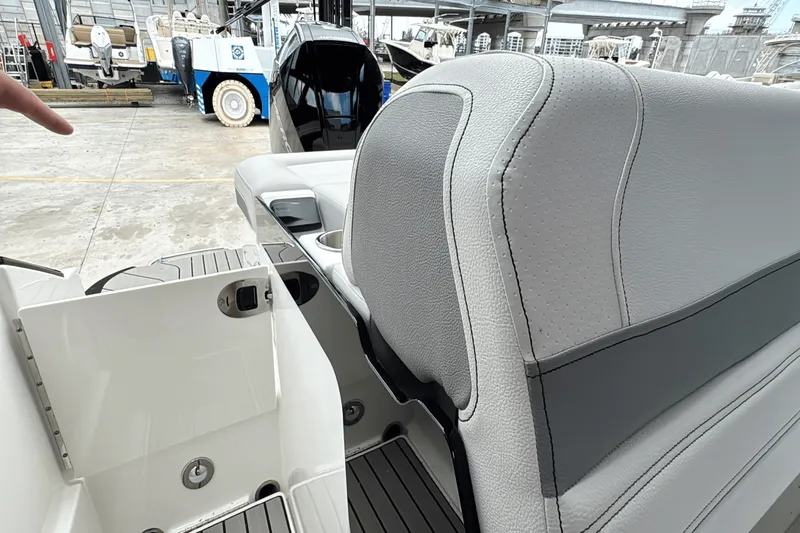 Slide: The Image of Sea Ray SLX 260 Outboard 2025 - 22